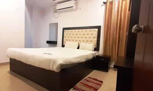a bedroom with a large bed in a room at PPH Living SS Grand in Shamshabad