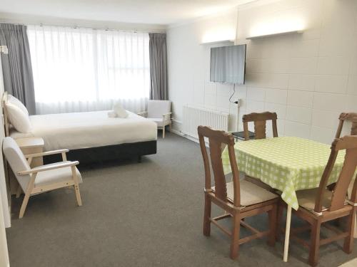 Postel nebo postele na pokoji v ubytování Thermal Oak Motel