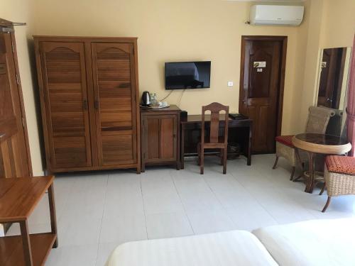 uma sala de estar com uma secretária e uma televisão em Don Bosco Hotel School em Sihanoukville
