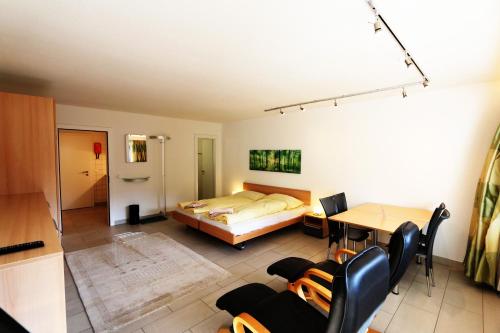 サースフェーにあるHaus Cristalのベッドルーム1室(ベッド1台、テーブル、椅子付)