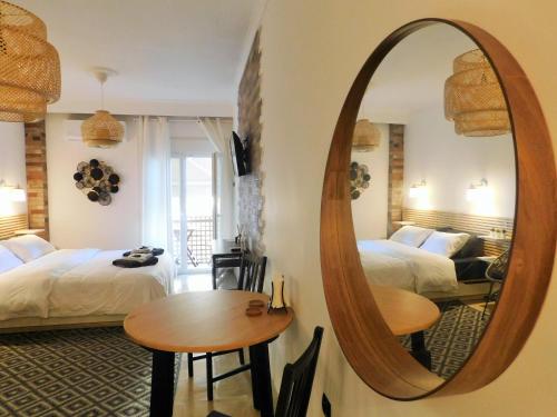 科莫蒂尼的住宿－Brand New Studio 3，带两张床和镜子的客房