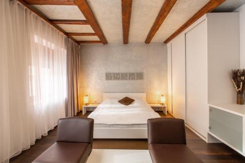 Un pat sau paturi într-o cameră la Vendi Grand Square Residence