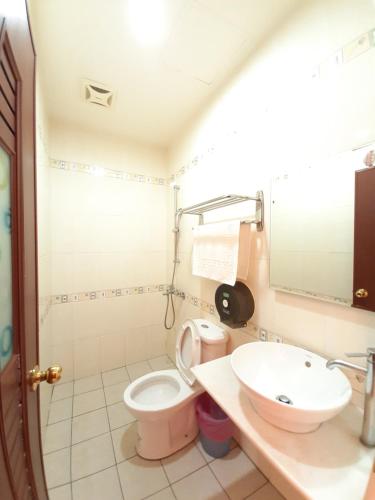 uma casa de banho com um WC e um lavatório em 墾丁大街 皇佳旅店 em Kenting