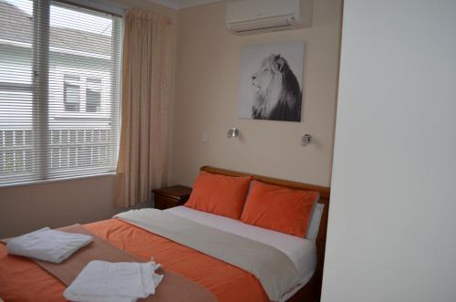 מיטה או מיטות בחדר ב-Villa 185- Central Masterton