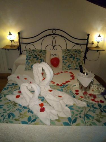 a bed with two swans made out of towels at Cazorla Rural in Quesada