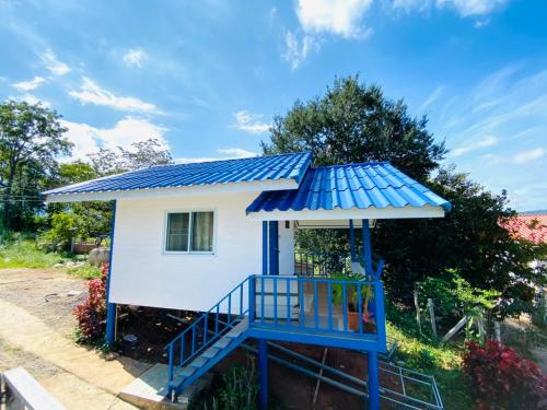 a tiny house with a blue roof at เอนกาย อิงเขา (Anguyingkhao) in Khao Kho