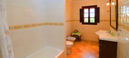 een badkamer met een bad, een toilet en een wastafel bij 414 Finca Can Crestall VT1725 by Mallorca Charme in Campos