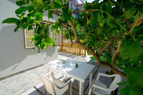 a table and chairs on a patio with a tree at Mini Appartamento con giardino in centro in Catanzaro