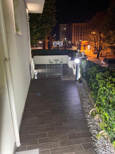 Una pasarela junto a un edificio por la noche en Le Origini Rooms&Suite, en Cosenza