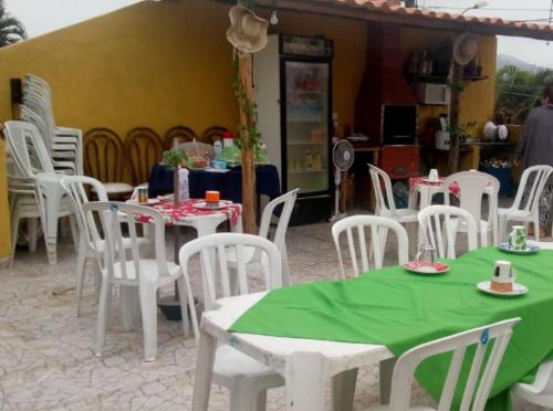 Un restaurante u otro lugar para comer en POUSADINHA Enseada