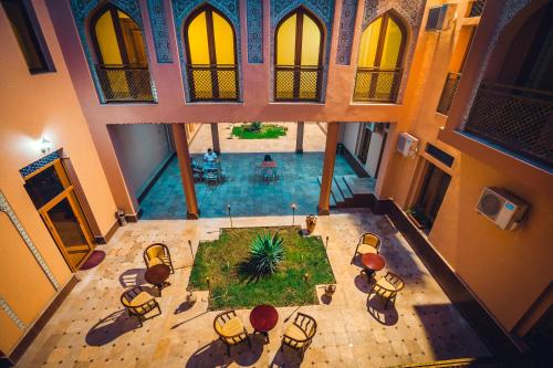 uma vista superior de uma piscina num edifício em Rangrez Hotel em Bukhara