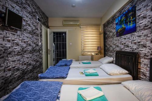 Un grupo de 4 camas en una habitación en HOTEL 22, en Edirne