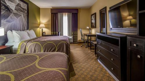 Katil atau katil-katil dalam bilik di SureStay Plus Hotel by Best Western Alvin