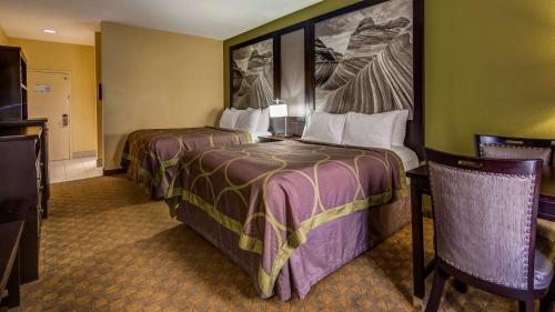 Katil atau katil-katil dalam bilik di SureStay Plus Hotel by Best Western Alvin