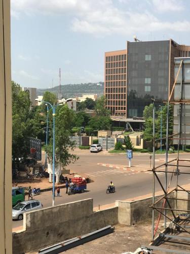 Nespecifikovaný výhled na destinaci Bamako nebo výhled na město při pohledu z apartmánu