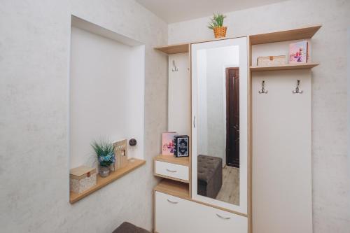 baño con espejo grande y silla en Luxe apart-hotel near Lavina New Building 1 floor, en Sumy
