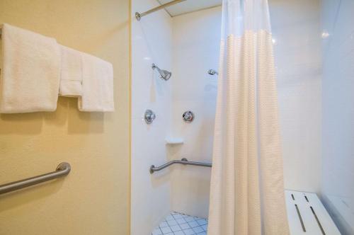 y baño con ducha y cortina de ducha. en Quality Inn & Suites, en Jackson