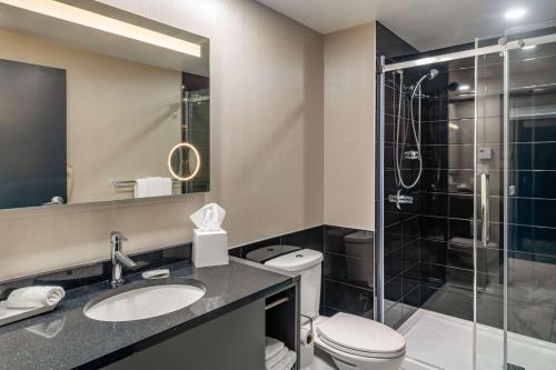 Et badeværelse på Quality Inn & Suites Mont-Joli