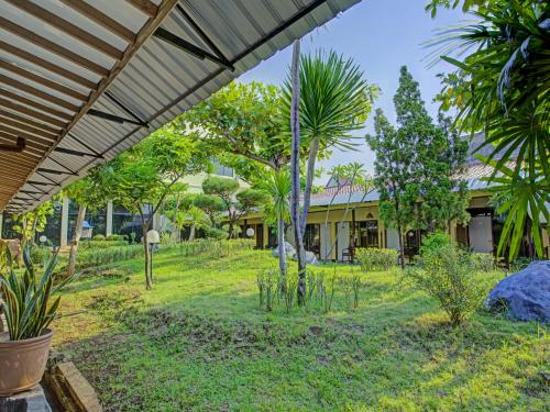 una vista de una casa con árboles y un patio en OYO 3934 Hotel Istana, en Pekalongan
