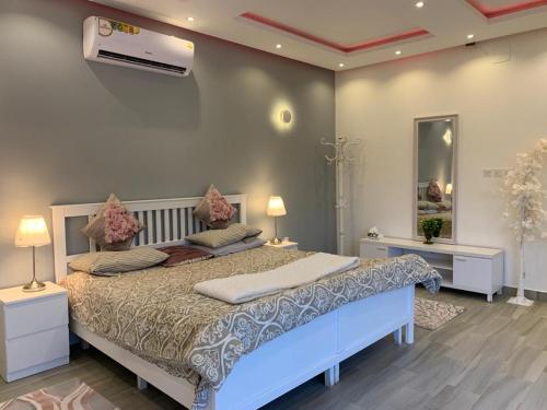 En eller flere senge i et værelse på شاليه الفورسيزونز