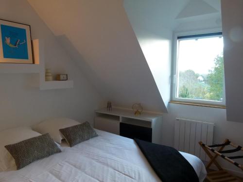 une chambre avec un lit blanc et une fenêtre dans l'établissement DEAUVILLE 5 min, La Cabane des Princesses, à Bonneville-sur-Touques