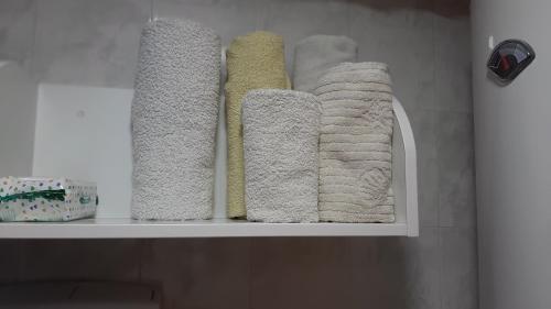 4 toallas en un estante en un baño en Apartman 015 LiVe en Šabac