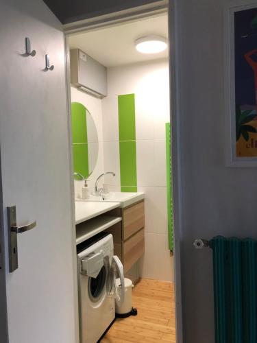 une salle de bain avec un lavabo et un miroir dans l'établissement La Bergerie de Gaby, à Hyères