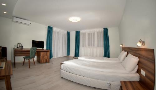 een slaapkamer met een bed, een bureau en een computer bij Раде 3-Враца in Vratsa