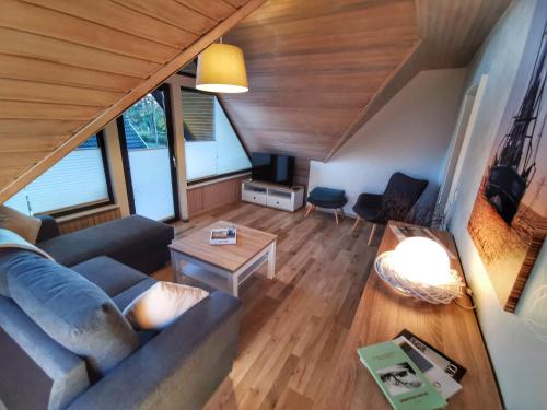 ein Wohnzimmer mit einem Sofa und einem Tisch in der Unterkunft Ferienwohnung Prange Cuxhaven in Cuxhaven
