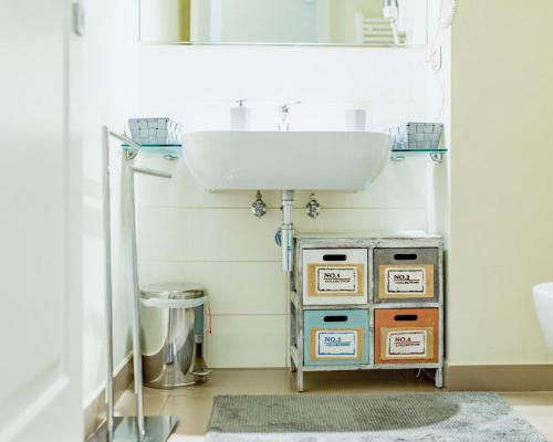 uma casa de banho com lavatório e 3 caixas em Interno 3 em Bari