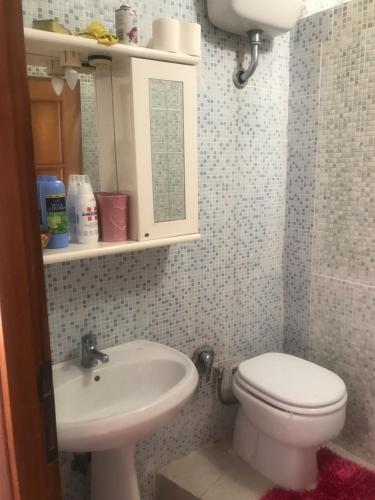 uma casa de banho com um WC e um lavatório em Pernoicasavacanze em Caprarola