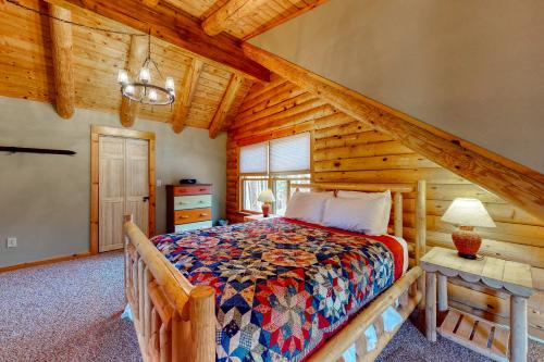 En eller flere senge i et værelse på Private Franconia Log Cabin
