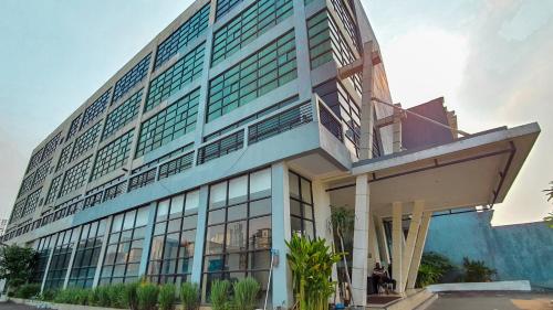 un grand bâtiment avec beaucoup de fenêtres dans l'établissement N hotel Tanah Abang, à Jakarta