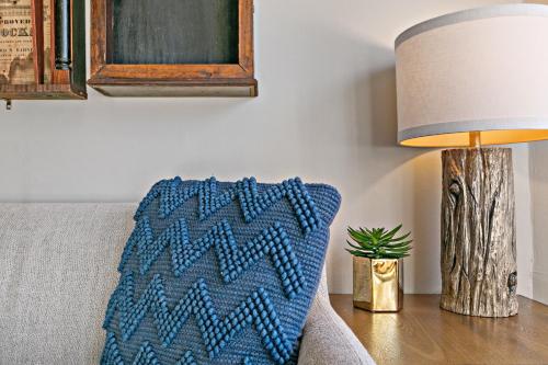 Uma área de estar em Stylish 2BR Pad with Up-to-date Comforts - Halsted rep