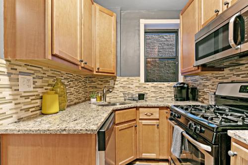 A cozinha ou cozinha compacta de Stylish 2BR Pad with Up-to-date Comforts - Halsted rep