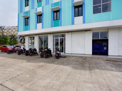 a group of motorcycles parked outside of a building at Super OYO Flagship 3486 The Regia Tambun by Ultimo in Bekasi