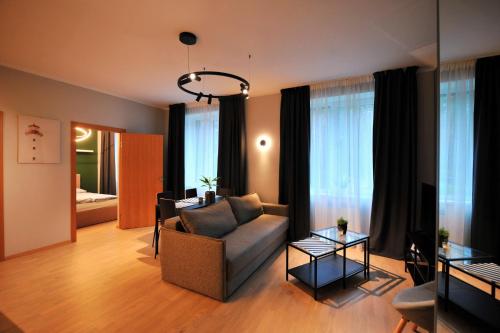 uma sala de estar com um sofá e uma mesa em Forest view front line apartment on Dzintaru avenue em Jūrmala