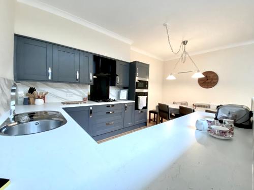 Nhà bếp/bếp nhỏ tại Serviced Accommodation Moray Lesmurdie House, Elgin - Free Parking, Free WiFi