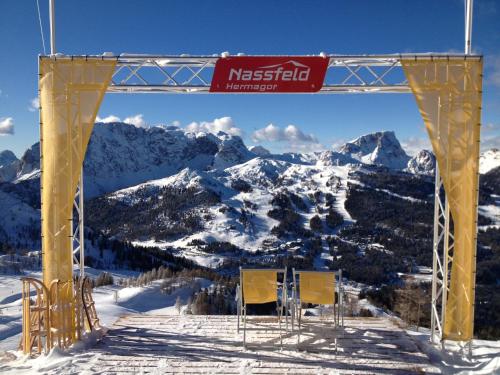 a sign at the top of a snow covered mountain at Appartements Umfahrer in Tröpolach