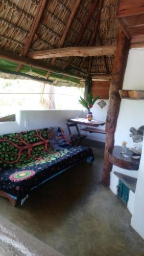 um quarto com uma cama num quarto com uma mesa em Castillo Oasis em Zipolite