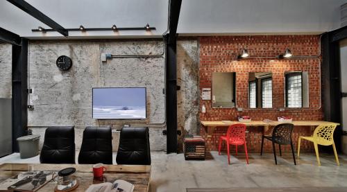 a room with a brick wall and a table and chairs at Tainan Happiness Place in Tainan