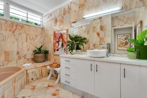 Ένα μπάνιο στο Vista Hillview Family Villa