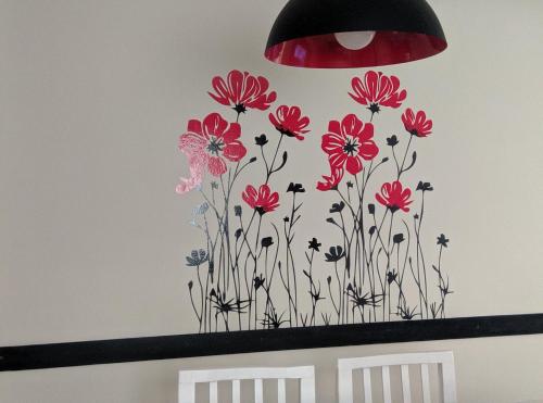 a wall sticker of flowers on a wall at Luz de faro in Mar del Plata