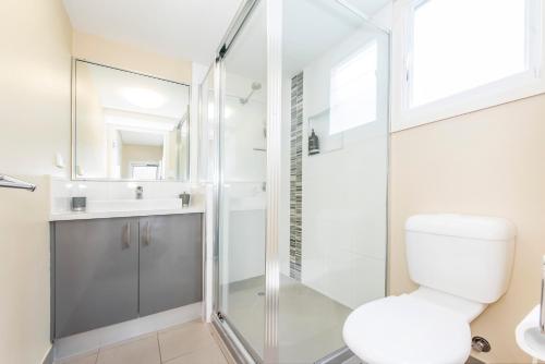 ein Bad mit einem WC und einer Dusche in der Unterkunft Grasstree Beach Shacks 