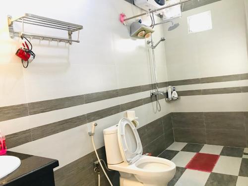 a bathroom with a toilet and a sink at Tam Coc Friendly Homestay in Ninh Binh