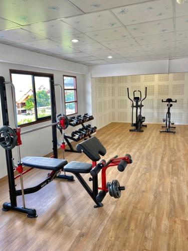 a gym with several exercise bikes and treadmills at Diamond de pai in Pai