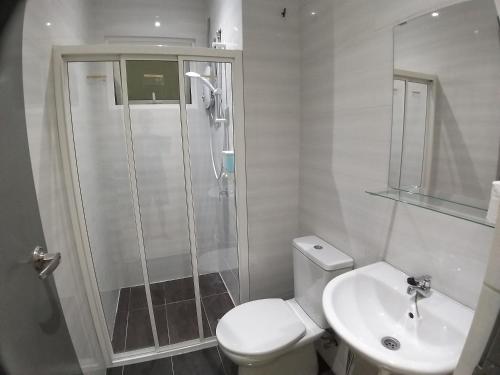 カジャンにあるNew Vacation Homestay @Forest Valleyのシャワー、トイレ、洗面台を備えたバスルーム