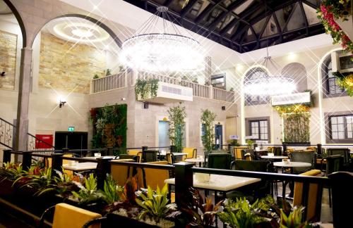 Amida Boutique Otel في ديار بكر: مطعم بالطاولات والكراسي والنباتات