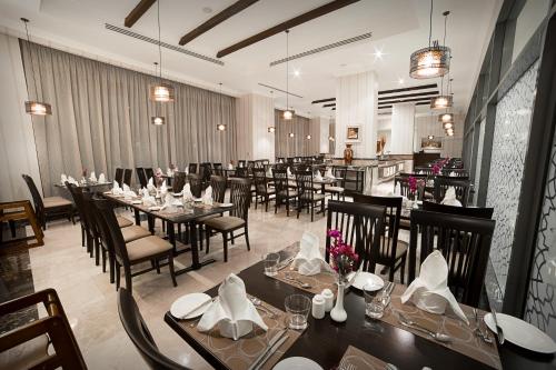 Veitingastaður eða matsölustaður á Sapphire Plaza Hotel