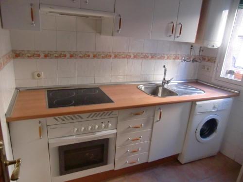 cocina con fregadero y fogones horno superior en M17 Madrid Centro apartamento con wifi, en Madrid